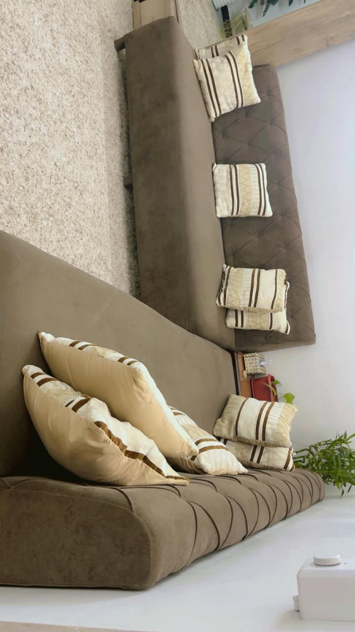 السلام عليكم تخم 8 مقعد  نظيف للبيع ب 200 والديوان 7 مقعد ثكيل ونظيف كلش ب300 للتواصل على الرقم ***********
