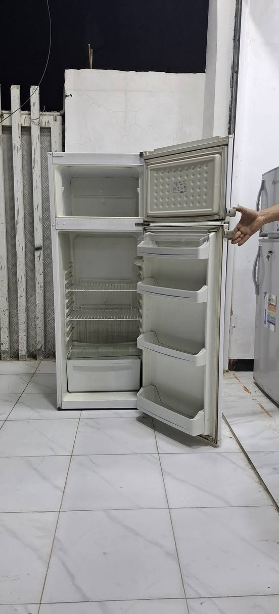 مرحبآ ثلاجة فستل تركية حجم عشرة قدم شغالة وظمان بشغلهة نظافتهة[ 💯 ] للبيع سعرهة 140 بيهة مجال ***********
