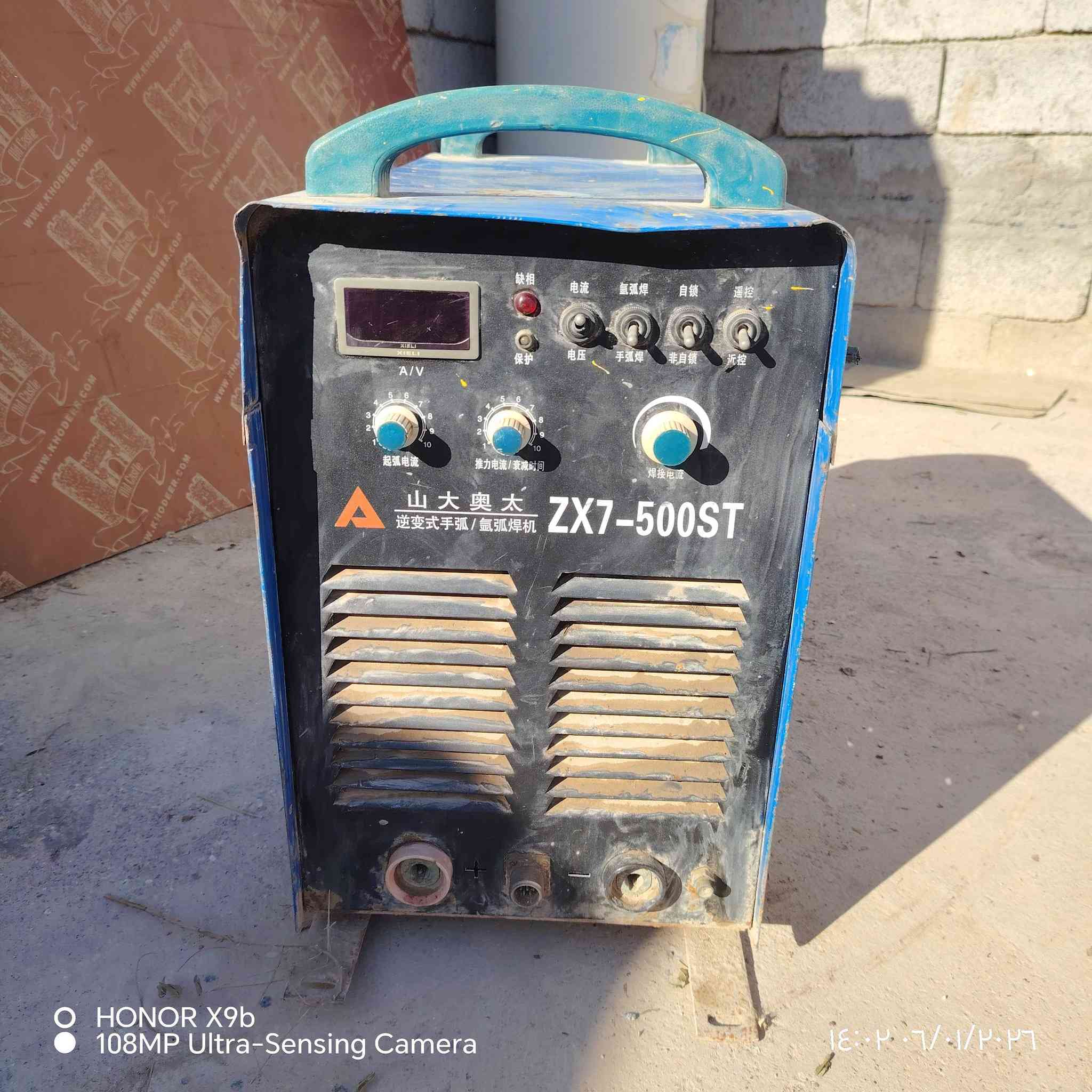 السلام عليكم عدي مكينت لحيم لبيع تلحم جميع انواع الويرات السعر ٦٠٠ وبيه مجال قليل هاذه رقمي ***********
