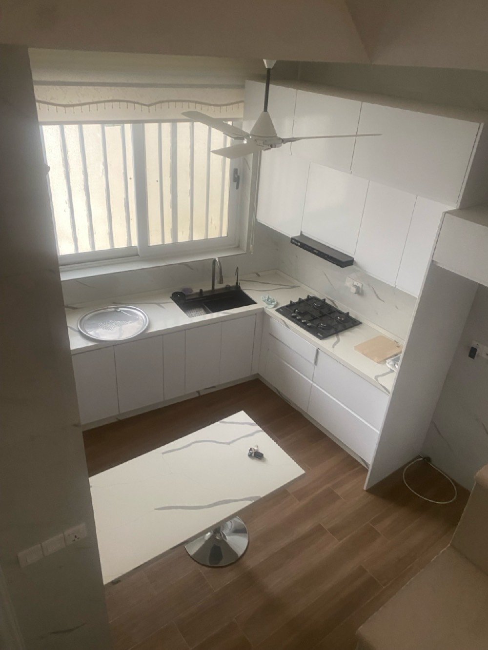 دار حديثة للبيع، تحتوي على مطبخ عصري مجهز بمقاعد وأجهزة جديدة، وغرف ذات تصميم أنيق وجدران مزخرفة. يتوفر أيضاً حمام بتصميم عصري ونوافذ تسمح بدخول ضوء الشمس الطبيعي.