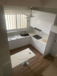 دار حديثة للبيع، تحتوي على مطبخ عصري مجهز بمقاعد وأجهزة جديدة، وغرف ذا...