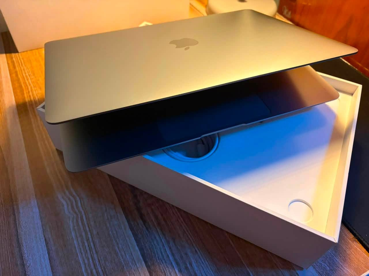 تحية طيبة للجميع
MacBook Air M4 
10Core CPU | 10Core GPU 
نسخة الشرق الاوسط -كيبورد عربي-
MidNight color 🖤
15.3 inch Display الحجم الكبير 
Ram 16G 
Hard 512G 
Battery 100%✅ 
Cycle 77 🔋
بحالة الوكالة مع كافة الملحقات والضمان لابل والوكالة ساري المفعول ✅

————————————

MacBook Air M1
Ram 8 | Hard 256 G 
Silver 🩶
نسخة الشرق الاوسط -كيبورد عربي-
Battery 99% ✅ 
Cycle 90 🔋

بحالة الوكالة مع كافة الملحقات والضمان لابل والوكالة ساري المفعول ✅

*********** اتصال-واتساب
توصيل لكل العراق ❤️
