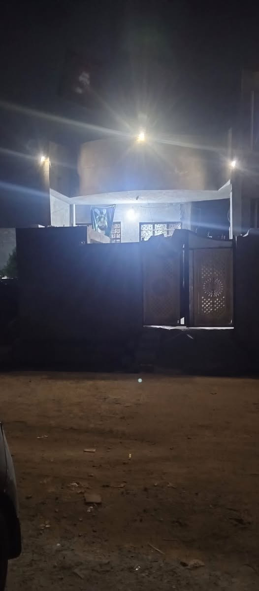 سلام عليكم بيت بلاصلاح اول ماطب شارع العام على يدك اليسرى 7فرع بناء حديث صار 3اشهر من كملته بناء وعلى بيت بلفرع مستعجل على بيعتا ***********
