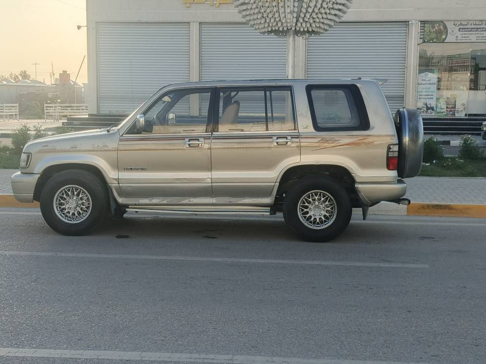 ازوزه ياباني مديل 2003  سعر 58 وقابل لتفاوض للاستفسار أكثر تصل *********** سياره مكفوله من الضربه وتبديل بيه رشات صبق جماليه أثر جراد وشخوط مكينه محور فيفيتي 3000 وكير أوتوماتيك 
مواصفات7راكب داخل بيجي سنترلك تبريد   رقم بصره نكليزي هزه جديه سنويه لل30 وشرط تحويل 
سياره جديده واي نقص مابيها مكان البصره تصل رقم صاحبها فوك مكلف بنشر البصرة, العراق
