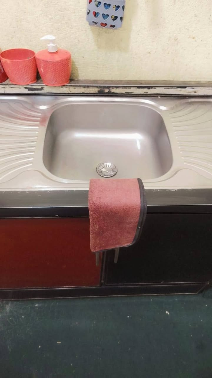 السلام عليكم كاونتر وسنك للبيع مثل ماواضح بصوره جديد 
سعر 150الف هاتف بي واتساب ***********
