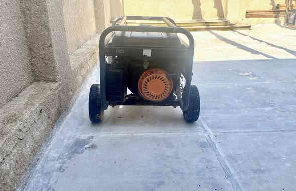 السلام عليكم 
يوجد مولدة للبيع 12 أمبير سلف وهندر. نظيفة جداً يحتاج بطارية فقط السعر 100 الف للاتصال على الرقم ***********
