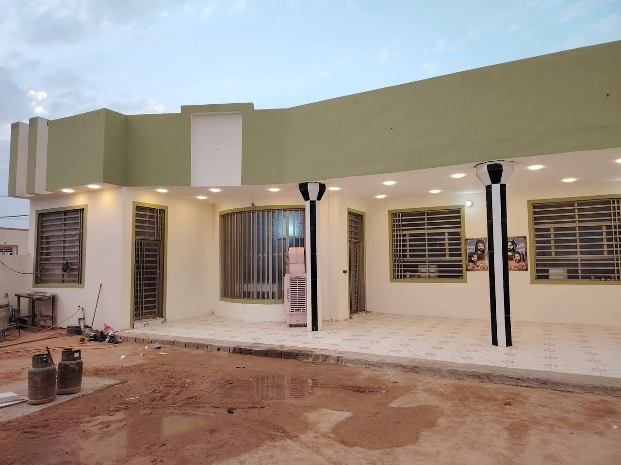 سلام عليكم🧿🧿🧿🧿
#دار #للبيع المساحه 1000متر

 البناء 300متر  واجه 17نزال6
🧿🧿🧿🧿🧿👇
🆕🆕 قريبه على شارع العام  تصلح

 دار سكن او حسينيه وتبليط لباب البيت كافة الخدمات

🏠🏠🏠🏠 متوفره كهرباء ماء مولد خط ذهبي مدارس سوق يتكون من

🌏🌏🌏🌏🌏🌏🌏🌏
4غرف نوم سويت  4x6
صاله12x5
ومطبخ حار وبار 7x6
استقبال12x5
🤚👍👍
مجموعه صحيات داخليه
مجموعه صحيات خارجيه

مساحه خلف البيت

🌄🌄🌄🌄🌄
وحديقه اماميه وكراج بناء ممتاز درجه اولئ طابوك نهروان صب كونكريت مركزي الاساس والسقف اقرار محكمه مباشر

🛤️🛤️🛤️🛤️🛤️🛤️ المكان النجف الاشرف شارع كربلاء نجف عامود151
#بلاش 
مشمول بطابو قرار 25 طابو زراعي مع اقرار وتنازل بل محكمه

🌏🌏🌏🌏🌏🌏🌏🌏🌏
الاستفسار #*********** 
   #***********
