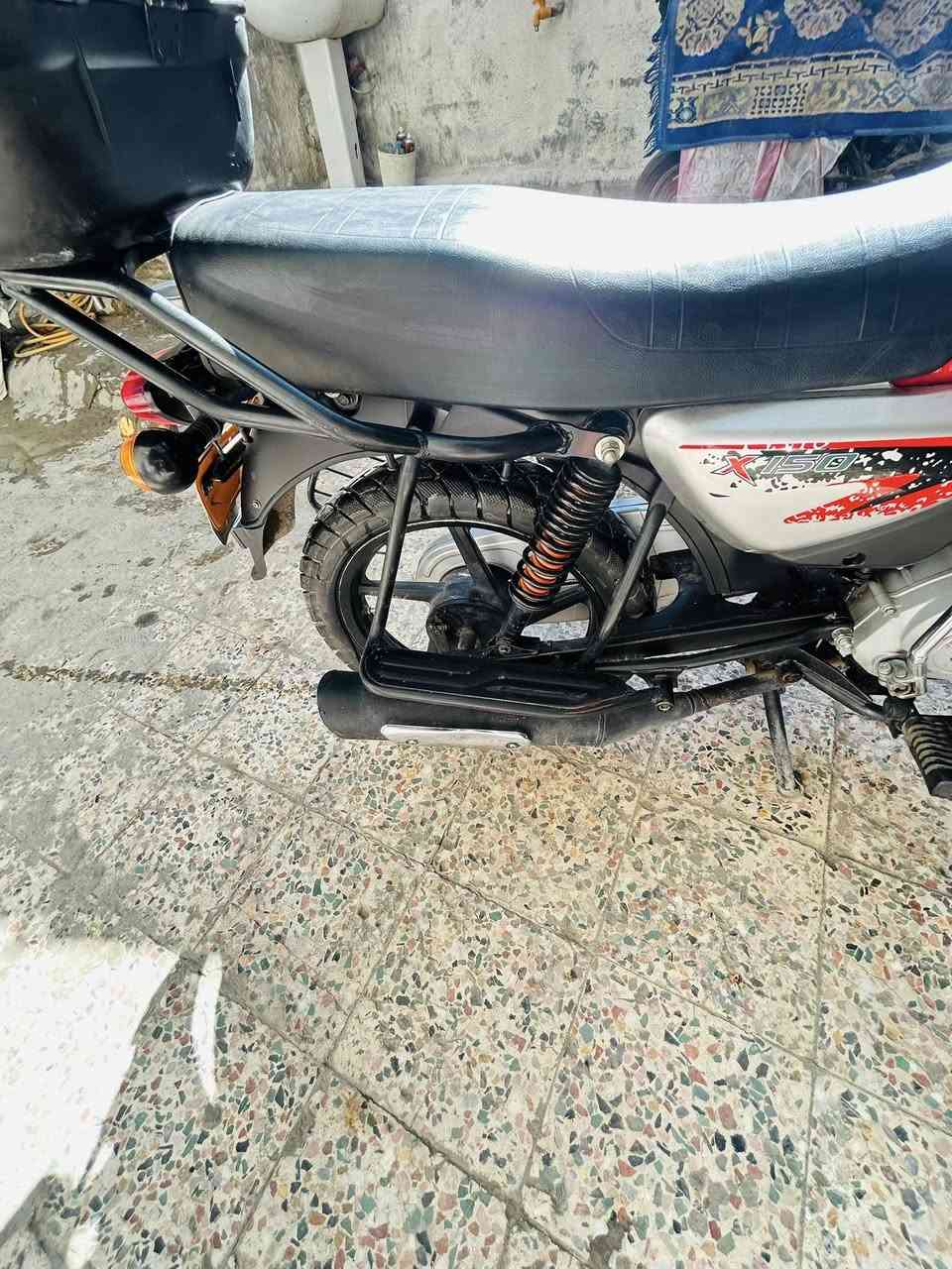 سلام عليكم شباب دراجه بوكسر موديل2021الدراجه مرقمه رقم إنكليزي الدراجه كفاله عامه من اي نقص أو فتح بيه شغله بسيطه صغيره بيه رصعه بالتانكي ما بينه الله شاهد ومثل ما موضح بالصور نضافه الدراجه العنوان بغداد حي اور تحويل ويه صاحب الدراجه مباشر ***********
