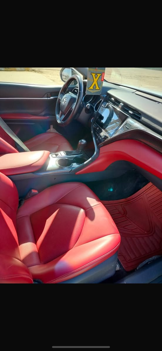 السلام عليكم 
مامري 18  تكسي المطار هابرد  كهرباء بانزين   مسجله دولي 23 
شرط تحويل 
خليجي  تجي بيها لزكات تنشلع وتنصبغ صبغ الابلادي ترجع  بيها طخه بجوملغ  فقط  
شاشه  كامره  جلد  ويل كب   خليج   كهرباء  وبانزين   مكاني شطره 
السعر 125$
***********
***********
