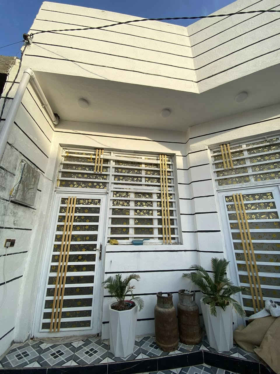 السلام عليكم 
بيت طابو زراعي سند 25 

يتكون من ( مطبخ _ صاله _ هول _غرفه نوم 1 _ مجمع صحيات 2 _ منور ) 

العنوان / حله شارع 80 كربلاء شارع شريفه الجديد 

للاستفسار : ***********
