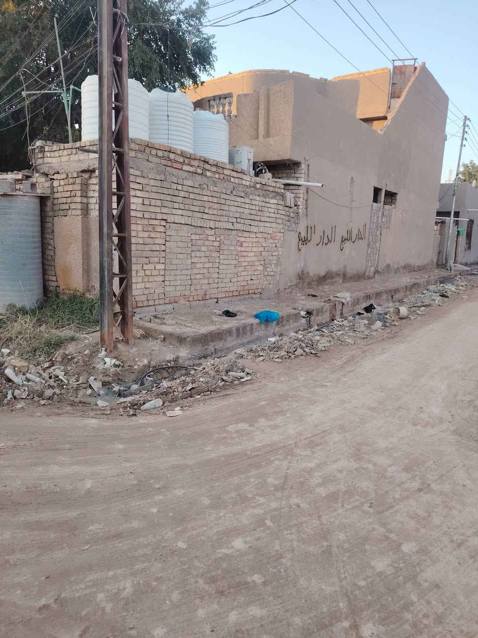 الدار للبيع مساحة 200متر بشارع الشمري قاط ونص ركن علئ شارعين لبيت علئ شارع تبليط يحتوي علئ غرفتين وصالة واستقبال ومطبخ وحديقة وكراج سياره القاط الثاني غرفتين البيت كلة كاشي
ثالث خط عن شارع العام قريب علئ سوق الشمري قريب علية مدرسة ها.. ***********
