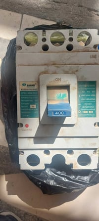 قاطع ٤٠٠ امبير شغال كلشي مابي ونضيف   للبيع مكاني بغداد 07803681524