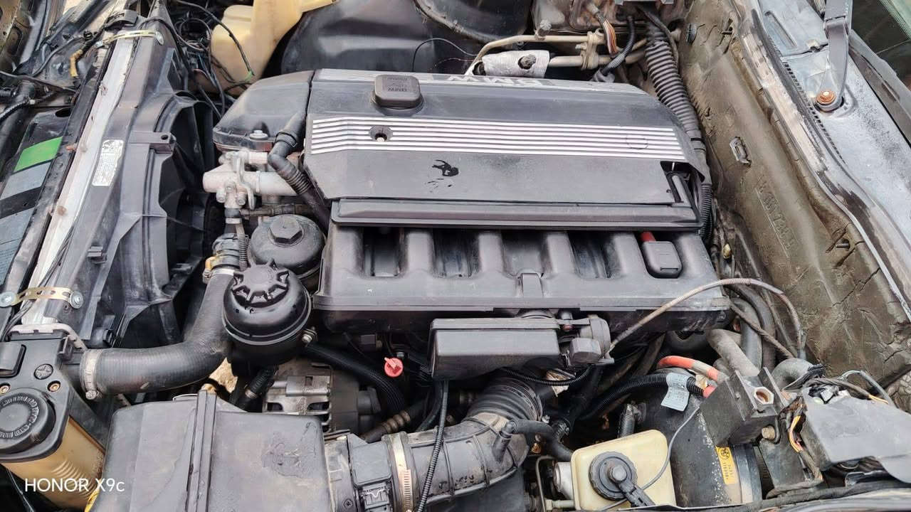 السلام عليكم بي ام للبيع 525 رقم رقم صلاح الدين ألماني سنويه لل٢٨ مكينه ٢٨ مكينه وكير شرط مامفتوح بيها برغي بنكه كهربائية سيارة مكفوله منل حادث سيارة مكفوله منل خياس تخم تاير جديد ويل خليه سياره مصبوغه للجماليه داخله فرن،،
سعر سياره♡{ 58}وبيه مجل 
 موديل ٩٣ داخل جلد سلايت شقال سيارة فول،، مكان السيارة صلاح الدين بيجي الاتصال على الرقم ***********
