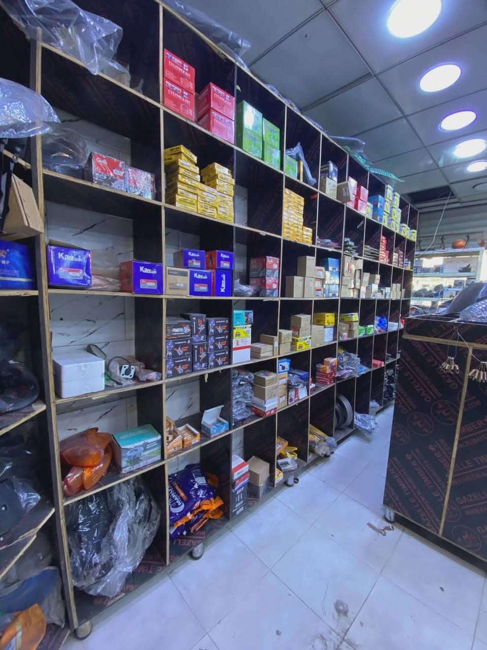 السلام عليكم رفوف محل كامل للبيع 600الف بيهم مجال اتصال عاالرقم***********
