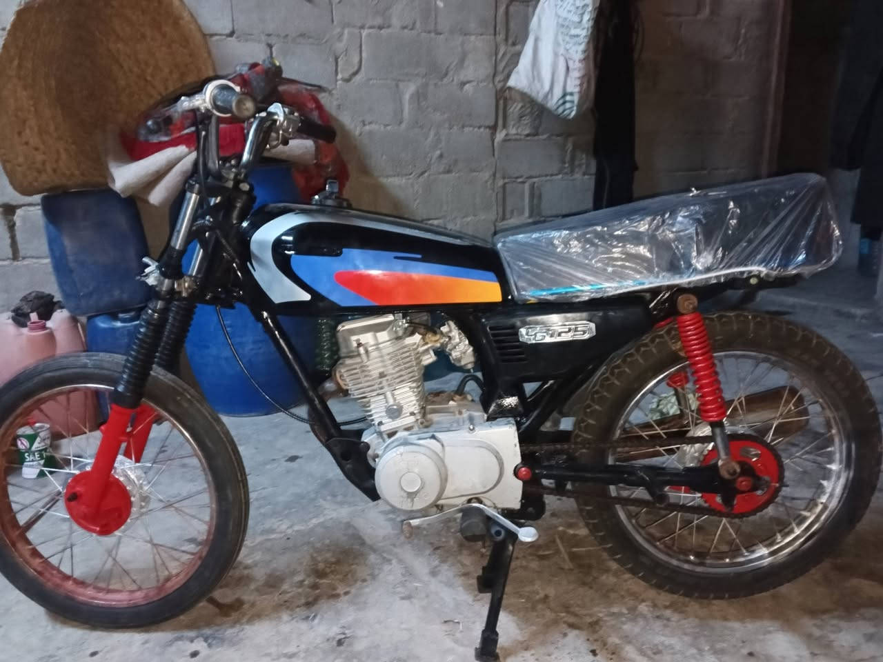 سلام عليكم دراجه نضيفه ادوات  حيل كشن تانكي جدد الاصليات محرك اسمه ارديكو مدري شسمه وضفيره بيها نقصها عداد وگلوبات تصير وكيل النضافه گدام عينك السععرر 250 قفل مكاني البصره ابو الخصيب رقمي *********** راسل فقط وتساب هنا ما ارد
