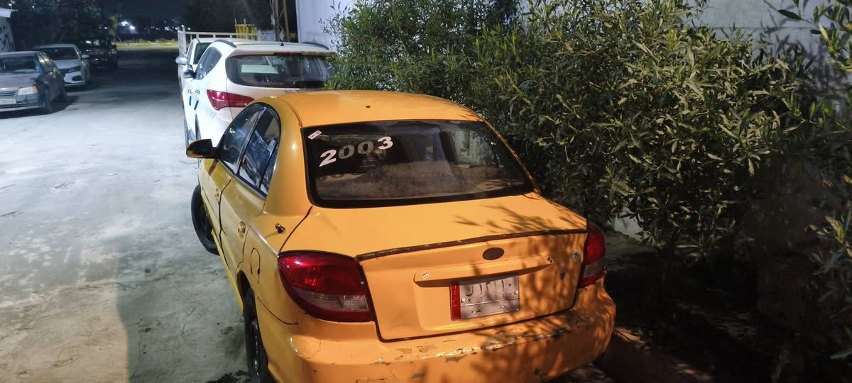 سلام عليكم سياره جديده جديده كيه موديل 2003 كير محرك اوتوماتيك تدف شغاله دفتر بانزين بيها هيه غرامات امصفره رقم بغداد سياره حلوه مال جناي السعر35وبيه مجال لاستفسار ***********
