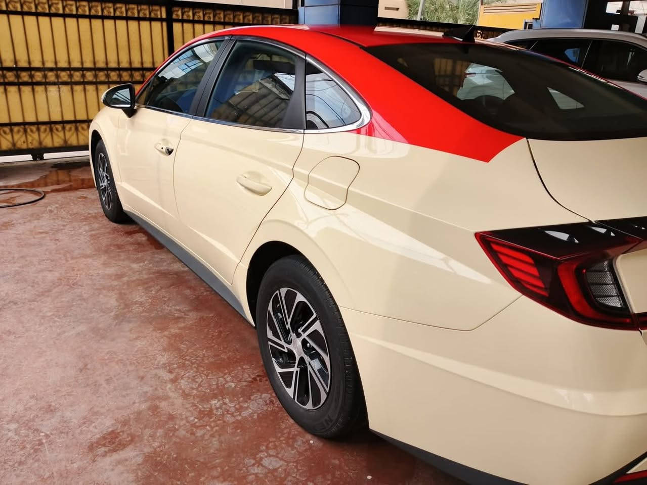 سوناتا هايبرد 2023 رقم بصره بأسمي مكفوله من الضربه والحادث تكسي دبي السياره جديده وما ناقصها شي شرط الفحص ***********
