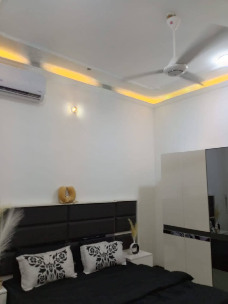 بيت للبيع طابقين 

العنوان الرمادي شارع40 خلف جامع الواثق 

مساحه 220متر 

طابو زراعي تحويل مباشر 

شارع 10متر 

بناء طابوك الطابقين 

محتويات الدار استقبال صاله حمامات داخليه وخارجيه كراج غرف نوم عدد 4

الاتصال ‏‪***********‬‏

عنوان المكتب خلف العاب السندباد
