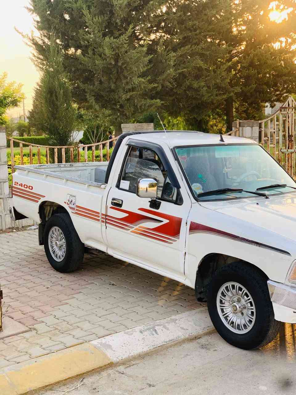 سەرەتا بەناوی خوای گەورە
توێتا هایلۆکس 1990چوار قولاپ سەیارەکە مەسروفە  کارەبای مەزبوتە تنوتۆڵە تەقەوڕەقەی بەشەرت خایسو ڕزوی نیە کامل بۆیاخە لەسەر ساغی چوار تایەو ویلی لۆکی لە ژێرایە سەیارەکە هی دەسی خۆمە هی مەعرەز نیە مسروفی کامل کراوە  تەحویلی ئەسڵی بەغایە 
جوابی چات نادەمۆ 
موشتەری تێل بکە 
لە هەڵەبجەیە(***********)

