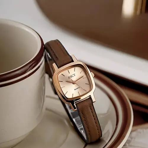 تُظهر الصورة ساعة يد نسائية أنيقة من ماركة RATE، تتميز بتصميم كلاسيكي وبسيط. 
مواصفات الساعة
التصميم: تأتي الساعة بإطار معدني ذهبي وردي (Rose Gold) وشكل "برميلي" (Tonneau) مميز.
الميناء: ميناء أسود بسيط مع علامات ساعات ذهبية وعقارب رفيعة، ويحمل شعار "RATE" وكلمة "QUARTZ".
السوار: حزام مصنوع من الجلد (أو الجلد الصناعي PU) بلون بني داكن مع خياطة بارزة، مما يمنحها مظهراً عتيقاً (Vintage).
الحركة: تعمل بنظام الكوارتز الدقيق. 
MEAM – ميم
MEAM – ميم
 +5
أماكن التوفر
تتوفر هذه الساعة في عدة متاجر إلكترونية ومنصات تواصل اجتماعي، وغالباً ما تُباع بأسعار اقتصادية كقطعة منفردة أو ضمن طقم إكسسوارات:
Temu: تُعرض كـ "ساعة كاجوال بسيطة وأنيقة".
SHEIN: تتوفر أحياناً ضمن طقم مع أساور إضافية.
DHgate: تُباع تحت مسمى ساعة كوارتز نسائية بميناء صغير.
منصات محلية: تتوفر عبر صفحات إنستغرام وفيسبوك في بعض الدول العربية (مثل العراق وليبيا) بأسعار. @إشارة   السعر 23 الف


**إذا كنت صاحب هذا الإعلان وتريد حذفه لأي سبب، رجاءا أرسل رسالة إلى الدعم الفني**