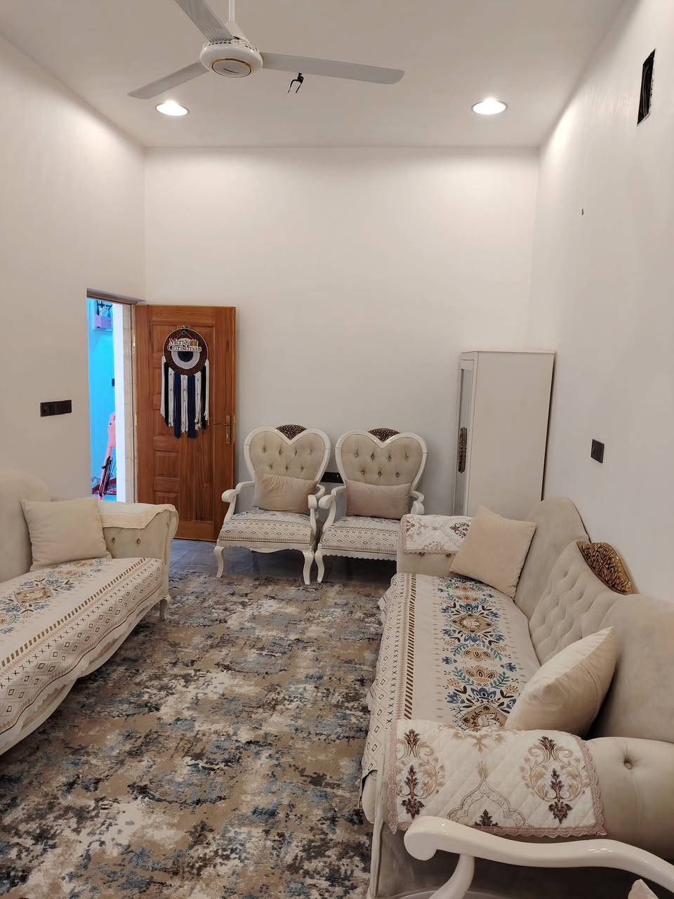 بيت للبيع
العنوان بستان بيت بنيه
بلوك ٢٠ وجهه فرع ٢١
مساحه ١٠٠ متر واجهه ٥ ونزال٢٠
طابقين
 الطابق الارضي يحتوي
 ستقبال + غرفه نوم + مطبخ صاله مشترك + مطبخ حار صحيات  خارجيه + حمام صحيات مشترك داخلي
الطابق الثاني يحتوي
غرفه نوم كبيره مع بالكون
غرفه نوم ثانيه
حمام صحيات مشترك 
صاله كبيره
الطابق الثالث
بيتونه وسطح كامل
البيت مئسس نظام سبالت + نظام كامرات + انترنيت +ستلايت كله بواري تئسيس
شغل درجه اولى
واذا اكو مراوس بكاع 150
السعر 115 
الهاتف ***********
