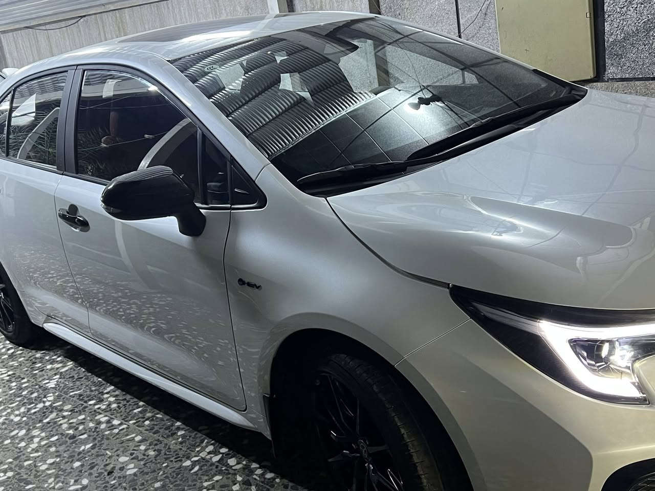 ✨🖤 ملكة 2025 (بلاك إدشن) 🖤✨
لعشاق التميز والفخامة "..كورلا هايبرد 2025 (S) ماشية (7) الالف 

💰 السعر 157$ 

⚠️ ملاحظة: مشخوطة بلرصيف مثل ما موضح بلصورة 
رقم الاتصال  ***********

⚡ المواصفات والمميزات العالمية:
• المحرك: 1800 هايبرد (قوة أداء مع أعلى توفير للوقود).
• التصميم الخارجي:
• فئة Black Edition الأصلية.
• جناح خلفي + مرايا جانبية + شعارات (سوداء ملكية).
• ويل كب أسود بلادي بتصميم رياضي.
• فتحة سقف (سلايد).
• إضاءة لايت زينون فاخرة.
• التقنيات والذكاء:
• شاشة وسطية متطورة + عداد ديجيتال بالكامل.
• كاميرا دوارة بدقة عالية.
• بصمة تشغيل + نظام الدخول الذكي.
• نظام (رادار + تحديد مسار + قيادة شبه ذاتية).
• هاند بريك كهربائي + أوتو هولد.
• الراحة والأمان:
• مقاعد جلد أصلي (تحكم كهربائي للمقعد).
• تحكم مقود كامل (جهتين) + وضعيات قيادة (Drive Mode).
• نظام أمان متكامل (فل سيستم إيرباك + مانع تصادم + مانع انزلاق).
