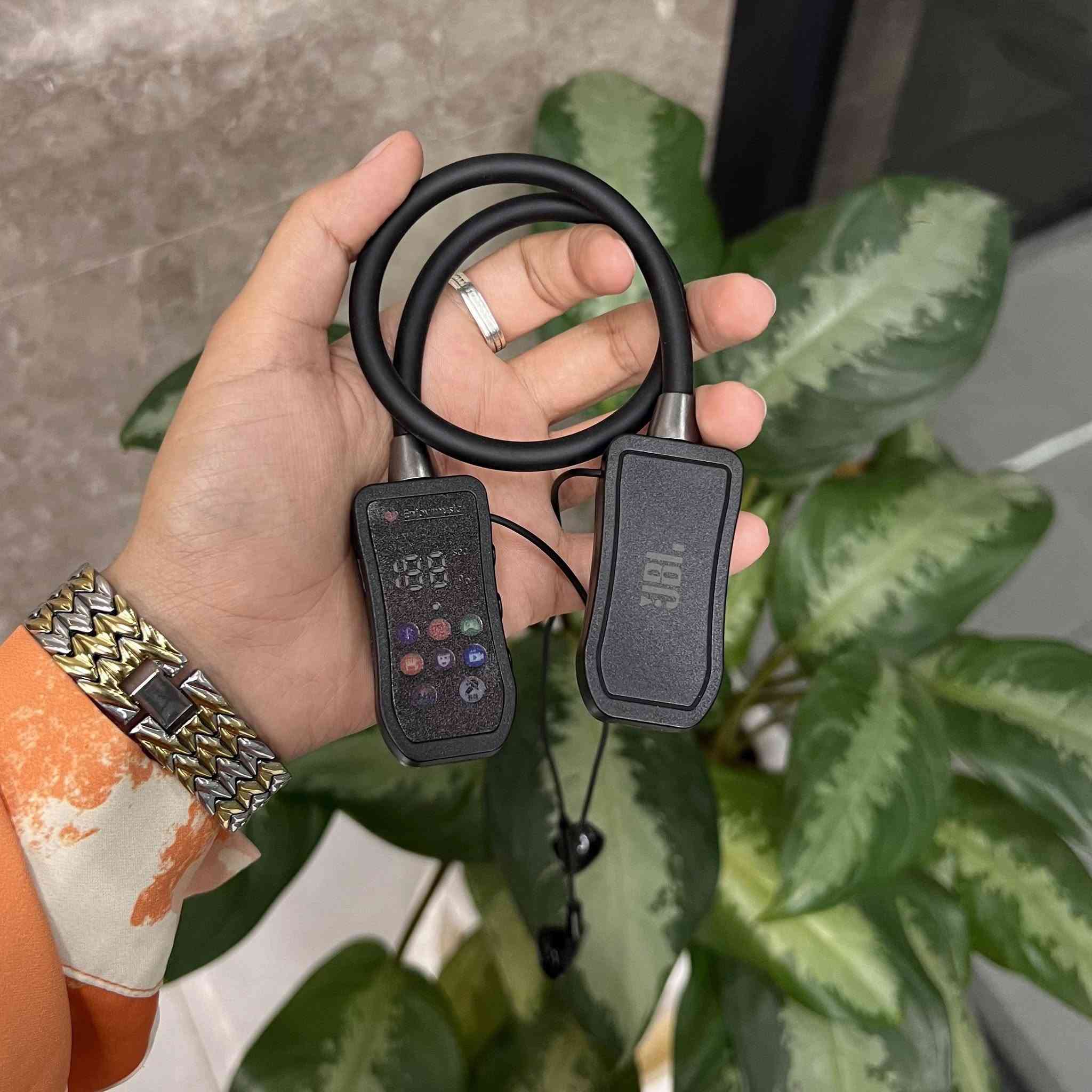✨ خلي الصوت وياك بكل راحة وأناقة!

سماعة رقبة لاسلكية Aroima M34 بشاشة LCD وبلوتوث 5.4، مناسبة للموسيقى والمكالمات اليومية بصوت واضح واستخدام عملي 💨

تدعم TF Card وتبديل الصوت، مع تصميم مريح للرقبة وتحكم سهل بالأزرار 🎶

بطارية تدوم لحد 20 ساعة للموسيقى والمكالمات 🔋

خيار عملي ومميز للاستعمال اليومي بكل سهولة!


**إذا كنت صاحب هذا الإعلان وتريد حذفه لأي سبب، رجاءا أرسل رسالة إلى الدعم الفني**