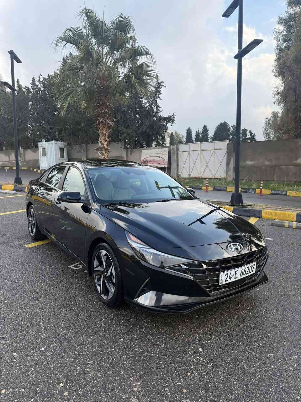 هيونداي إلنترا Limited موديل 2023
المواصفات الأساسية:

الموديل: 2023

الفئة: Limited (أعلى فئة بالإلنترا)

نوع المحرك: 2000cc (دبل)

الممشى: 26 ميل فقط

المواصفات الداخلية والخارجية:

دخول ذكي + إنارة ترحيبية في مقابض الأبواب

صندوق ذكي يفتح تلقائياً عند الاقتراب

رادارات 360 درجة + نظام محافظة على المسار

نظام قيادة شبه ذاتية

شحن لاسلكي

حساسات خلفية

إضاءة أمامية ثلاث عدسات + بك لايت LED

مقاعد جلد

مقعد السائق كهربائي مع تدفئة

إضاءة داخلية متغيرة الألوان (Ambient Light)

فتحة سقف (سلايد روف)

تبريد وشاشة مناخ منفصل

عدادات رقمية (Digital Cluster)

نظام صوت BOSE بـ 8 سماعات

Auto Hold + هاند بريك بصمة

وضعيات قيادة (Sport – Normal – Smart)

مرآة وسطية بتعتيم ذاتي

داخلية باللون الابيض 

السبير والعدة كاملة

السيارة بحالة ممتازة جداً

بدون صبغ 

لا يوجد أي عيوب ميكانيكية 

سعر 💸(165)

هاتف / ***********
وتساب
