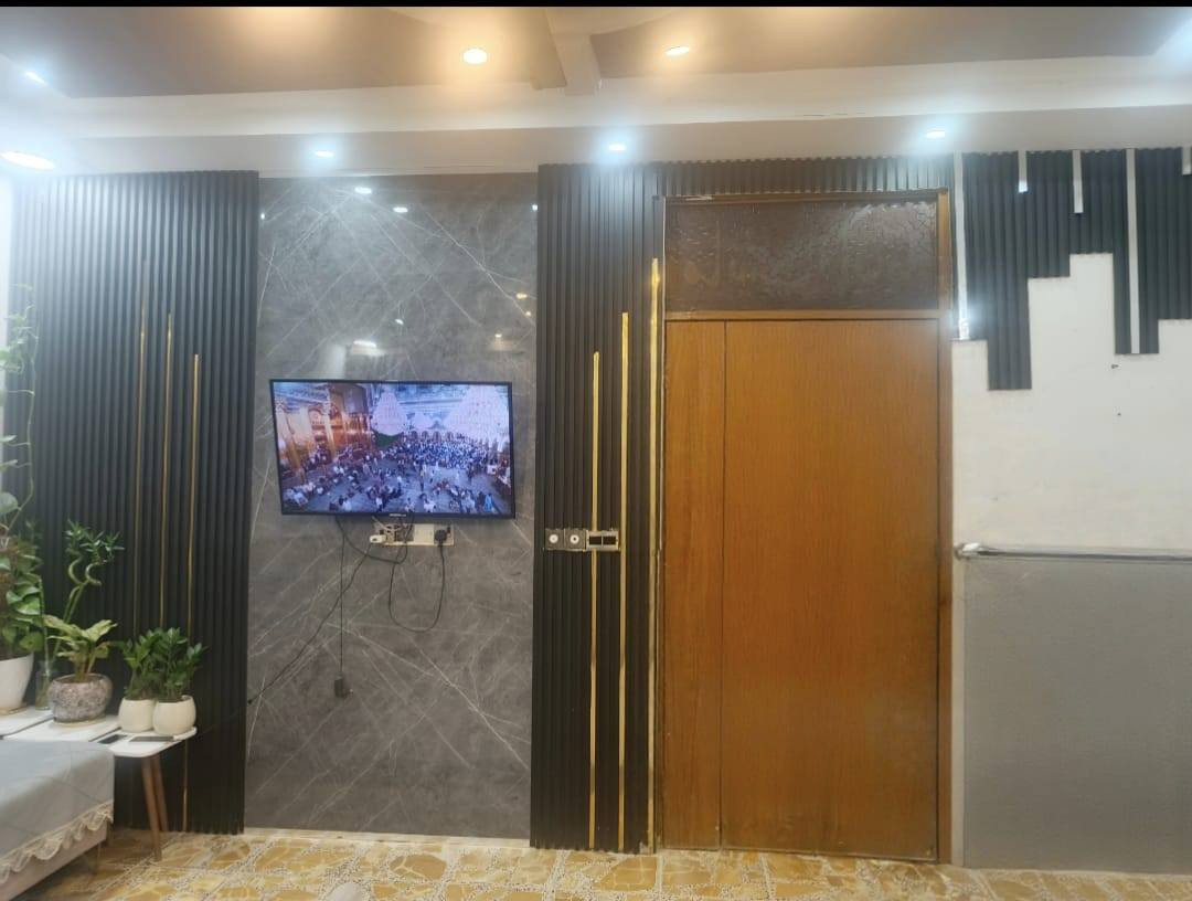 دار للبيع مساحة 84 متر في منطقة النور (الدوانم سابقاً) قرب جامع وحسينية حبيب ابن مظاهر الأسدي بموقع مميز وقريب من جميع الخدمات.
🔹 المساحة: 84 متر
🔹 الواجهة: 4.5 متر
🔹 مدخلين للدار
📌 تفاصيل الدار:
🏠 الطابق الأرضي:
▪️ استقبال
▪️ ممر
▪️ حولي
▪️ مطبخ حار
▪️ مطبخ بارد
▪️ غرفة كبيرة بعرض الواجهة
▪️ عدد 3 صحيات
🏠 الطابق الثاني:
▪️ غرفتين سويت
▪️ حولي
🏠 الطابق الثالث:
▪️ بيت (سطح قابل للاستخدام)
✨ الدار مرتبة ومناسبة للسكن العائلي
✨ موقع هادئ وقريب من الخدمات والأسواق
⚡ البيع مستعجل وبسعر مناسب جداً
📞 للاستفسار والمشاهدة يرجى التواصل على الخاص أو الاتصال. ***********
