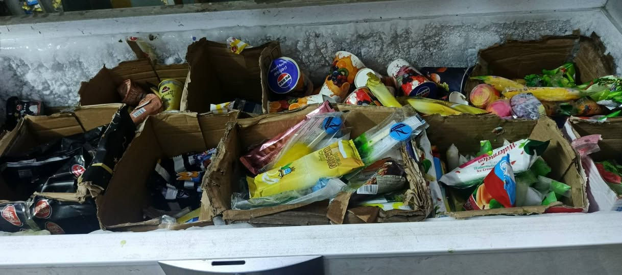 ارفر حديد صب مع براد طول متر ونصف و عارضة مشاريب للبيع البراد والعارضة شرط شغالات السعر على الخاص ***********
