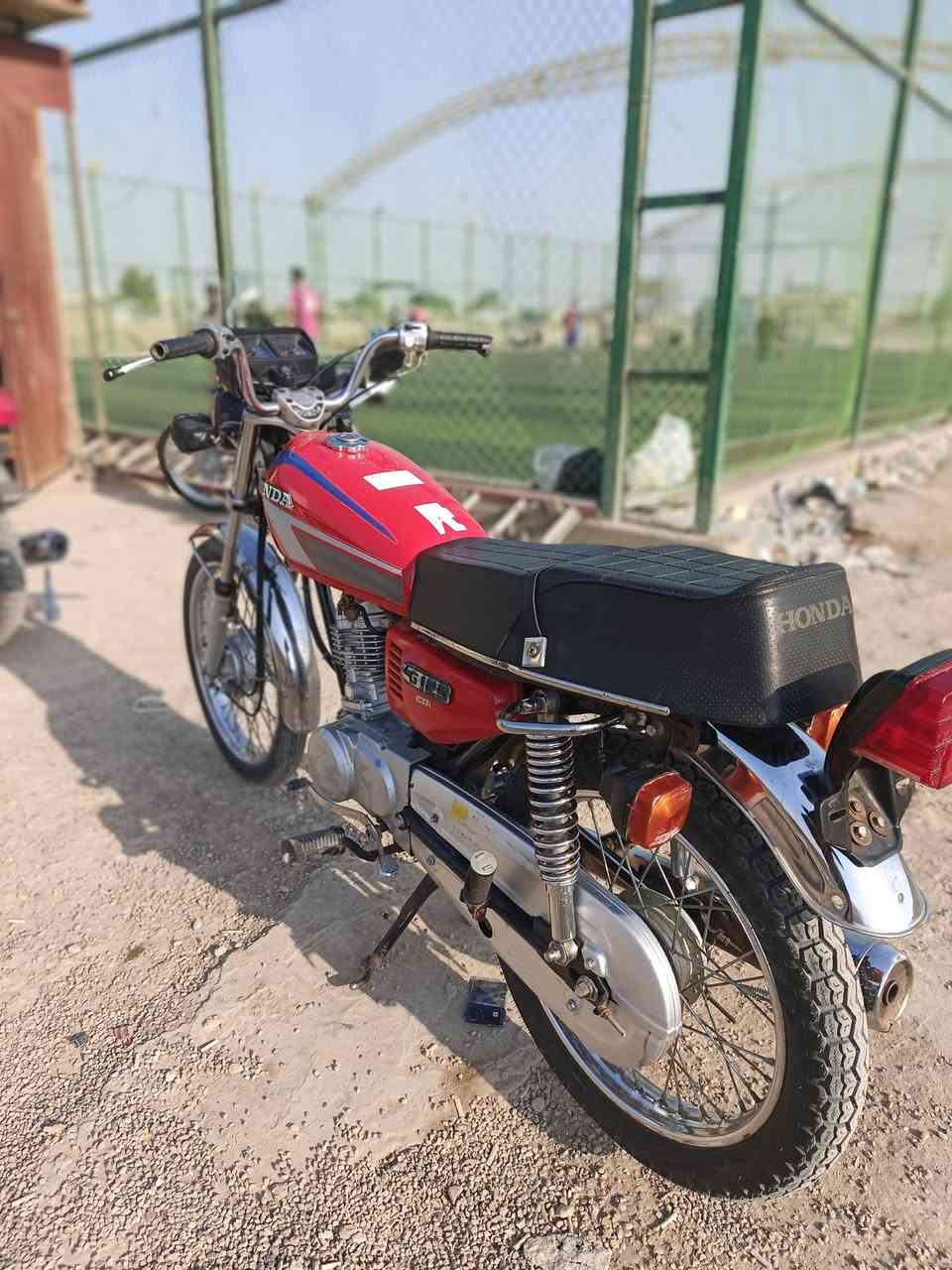 سلام عليكم دراجه للبيع اوراق سنكر ٢٥ ب٧٢٥ وبيه مجال ***********
