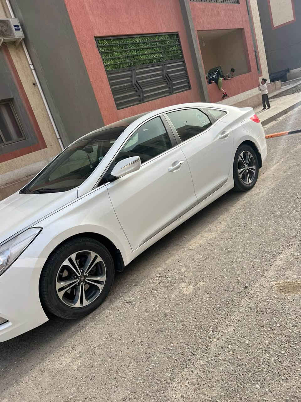 ازيرا 14 خليجي
فول مواصفات 
لونه ابيض صدفي
محرك V6 - 3 
داخل جلد صاجي 
كشنات كهرباء 
برده خلفيه بلادي
برد جانبيه بلادي  
تبريد قطعتين
ايرباك سليم
شاشه جبيره 
حساسات 
كامرا بلادي
بانوراما قطعتين
مرايه  شفط
بيها بارد بين البابين بسيط 
رقم أربيل مميز نكليزي 
المالك ديوانيه 
عداد ٢٥٠  كيلو

‭***********‬
