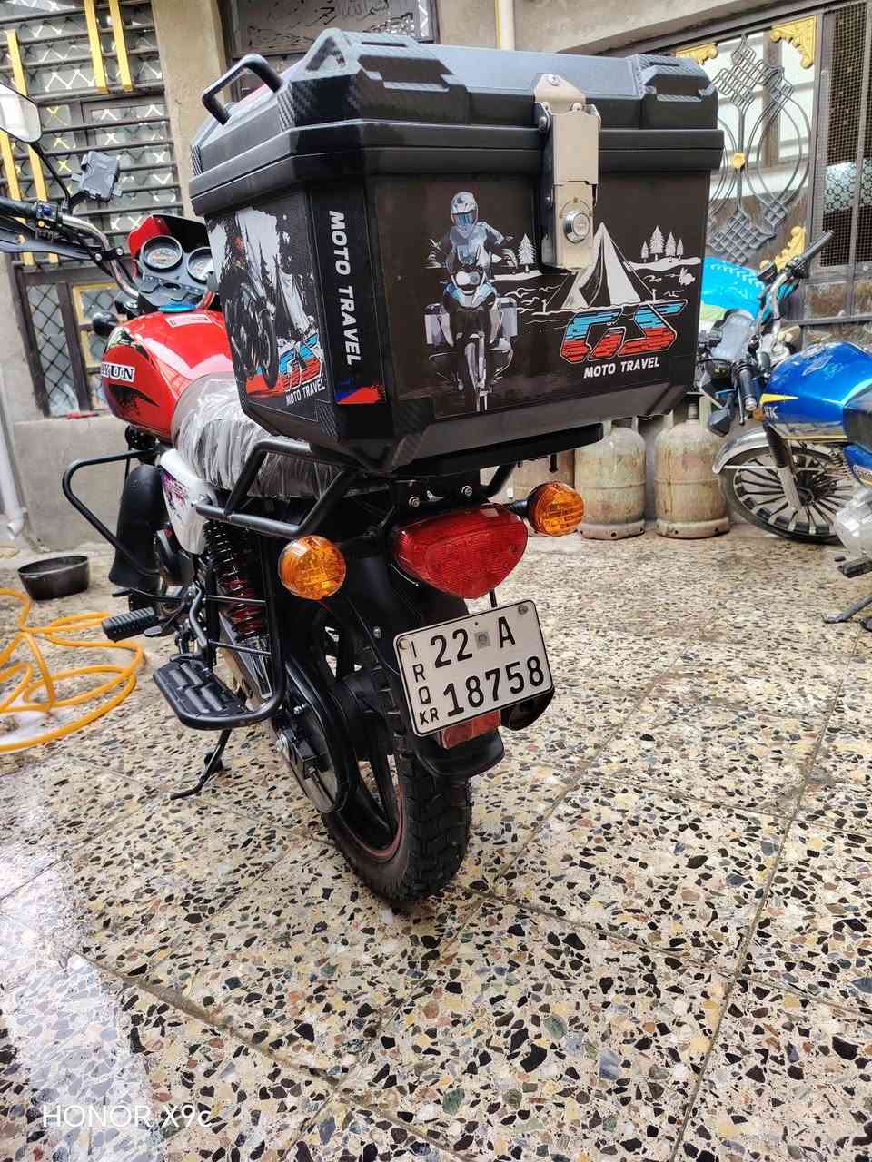 السلام عليكم دراجة دايوان للبيع فقط نزلتهة قبل شهر ماشية ٥٠٠٠ بعدهة زيرو استخدام شخصي رقم وسنوية لوحات عدد ٢ بأسم الشركة بعدهي 
سعره ٢٧٥٠ مليونين وسبعمية وخمسين 
مكان بغداد البلديات 
***********
