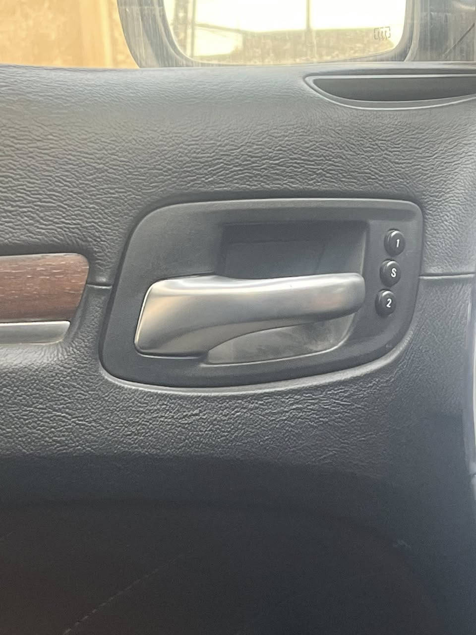 السلام عليكم
كرايسلر موديل 2018 محرك ٨ سلندر هيمي ٥.٧ لتر  رقم بغداد 
السيارة فئة C بلاتينيوم اعلى فئة بالكرايسلر بجم عريض 
حادثها بأمريكا دعامية فقط مثل ما موضح بالصور والايرباگات كلها سليمة 
ماشية 75 الف 
السيارة فول مواصفات :
داخل عسلي 
بانورما طگتين 
رادار امامي 
حساسات امامية وخلفية وجانبية 
كاميرا دوارة  بلادية
ويل عنكبوت اصل حجم 20  
تايرات تو سايز
شاشة كار بلي
ستيرن تدفئة 
كشنات جلد امامي تدفئة وتبريد 
كشنات خلفي تدفئة 
أكواب تدفئة وتبريد 
ستيرن كهرباء
كشن خزن ميموري
وبعد هواي مواصفات 
السيارة عليها  كزوز بورل شغل علي الوادي  تتحكم باليريمونت مكان السيارة كربلاء - الهندية 
الاستفسار التواصل ع الرقم 
***********
