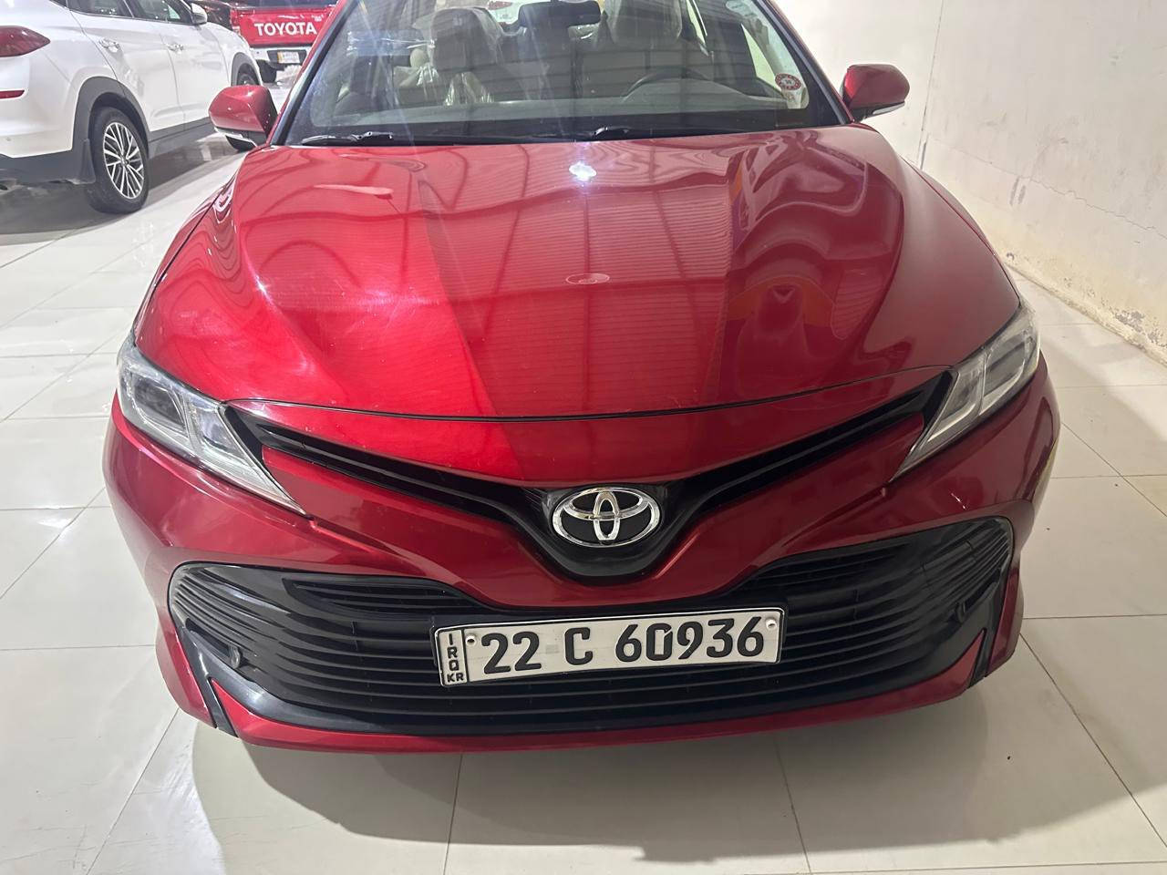 السلام عليكم كامري 2018 خليجي GLX
مواصفاتها

 بصمة تشغيل

سايد بريك كهرباء

فول تحكمات ستيرن

فتحة سقف

دخول ذكي

اشاير بالمري + مري كهربائي

مكيف هواء اوتماتيكي

شاشه عرض معلومات 

مقاعد قماش مخمل + دوشمه

نوافذ كهربائية أمامية وخلفية فول اوتو  

كامرا خلفية وحساست خلفية 

كشن السايق كهرباء

نظام صوتي مع USB & AUX & بلوتوث. 

مثبت سرعة (Cruise Control).  

نظام فرامل مانعة للانغلاق (ABS)

• توزيع إلكتروني للفرامل (EBD)

ISOFIX مقاعد الأطفال

 • مرايا جانبية كهربائية مع إشارات.

مصابيح امامية LED

رقمها شمالي اربيل شرط التحويل

مكان السيارة صلاح الدين العلم قرية سمرة 
للاستفسار اكثر ***********
السيارة تايراتها جديدة صدرها جديد +مرفوعه بربلات بلاستك
