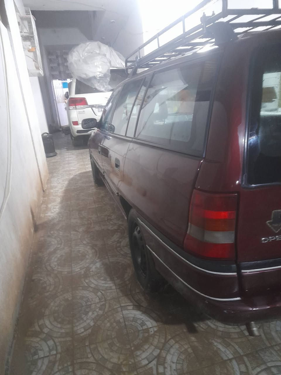 السلام عليكم اوبل استره نضيفه حلوه السياره بلادي تبريد موديل 1994 داخل حلو لون احمر لا ضربه لا كصه السياره جاهزه كهربائية كله شغاله محرك 2000 اوتوماتيك ابطاين جدد دشبوب جديد محرك وكير ابلادي تايرات جدد السياره انشالله ربع ما اذب عليه السياره مصبوغه جراد فقط لجماليه  مكان السياره بغداد ابو غريب حي الشهداء قرب محطه جوهره العدنان ***********
