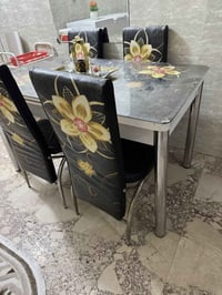 طاولة طعام • ٦ كراسي • نضيف