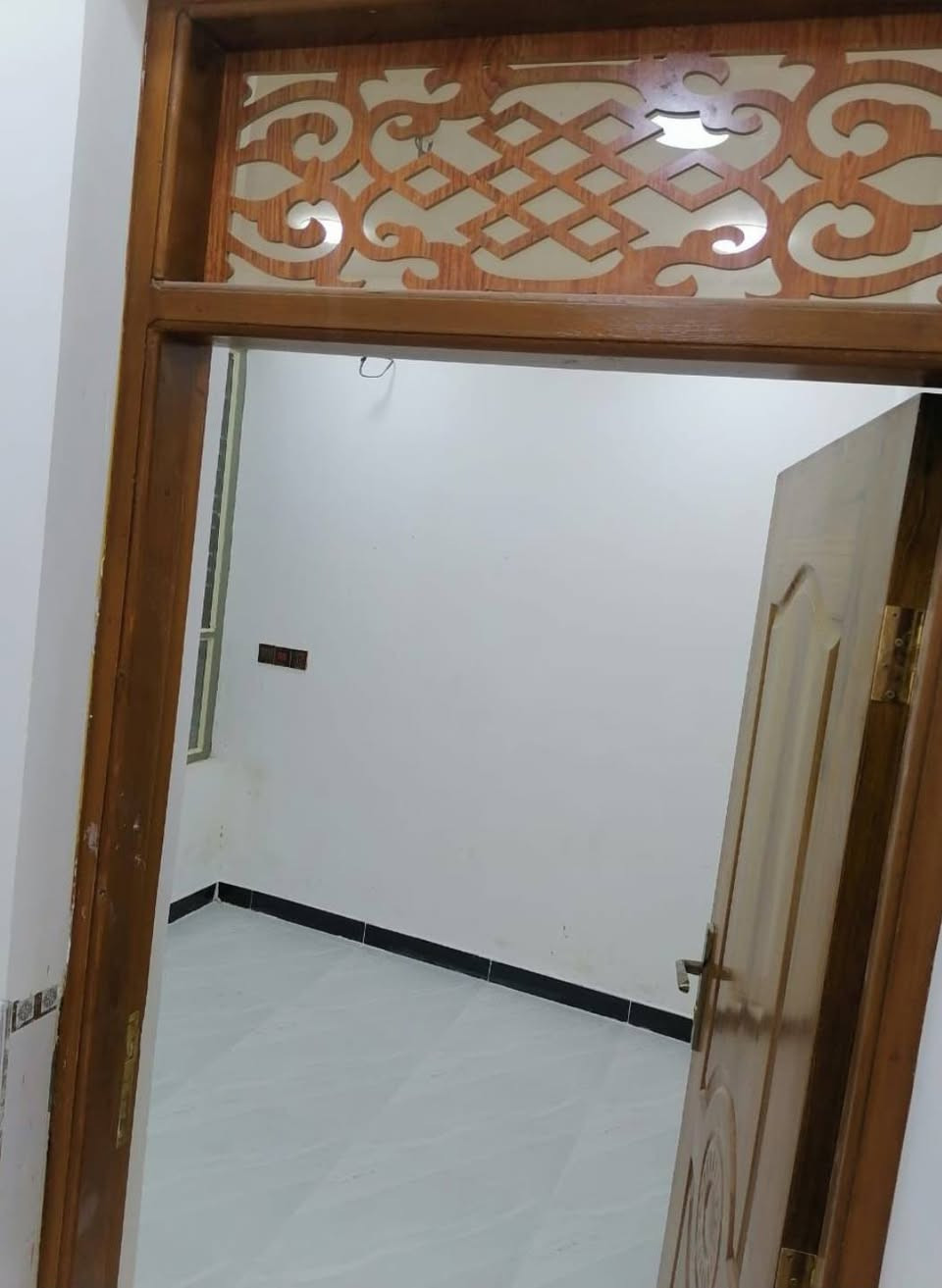 السلام عليكم بيت بالسريدات الجديدة مساحه ٥٠ متر ٣ طوابق ٣ غرف نوم و٢ حمام فوك وجوا للايجار المربع الاول الشارع   المقابل أسواق الشورجة للإستفسار *********** بي واتساب
