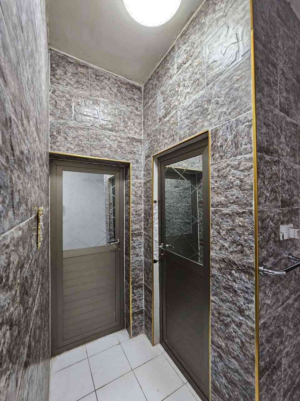 سلام عليكم.
دار للبيع .الدورة ابو دشير شارع جامع الرحمن.
*يحتوي الطابق الاول{محل.طرمة كبيرة.غرفة نوم.اسقبال.هول.حولي كبير .ترك 2.مخزن صغير.حمام +تواليت}
*الطابق الثاني{ثلاث غرف نوم.حولي .حمام +تواليت.صطح صغير}
الطابق الثالث صطح كبير.
للستفسار اكثر اتصل على الرقم ادناه[***********].
