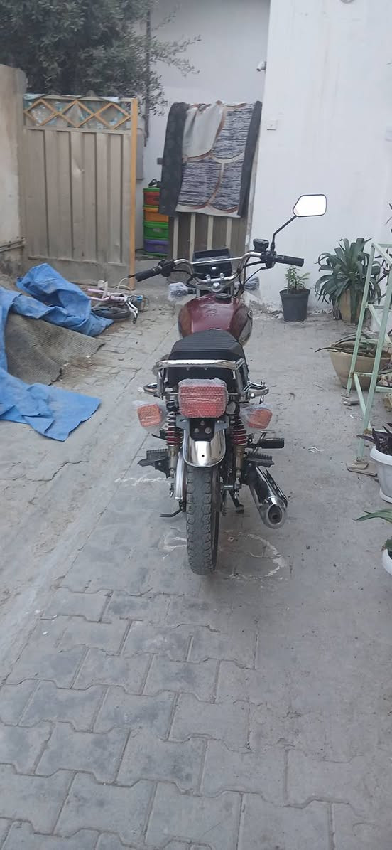 سيفان للبيع ٢٠٢٢
سعرها ٤٥٠ 
بيها ورقتين
دراجه خير من الله مكينه خرسه كامله من كل شي مكاني خرنابات 
***********
