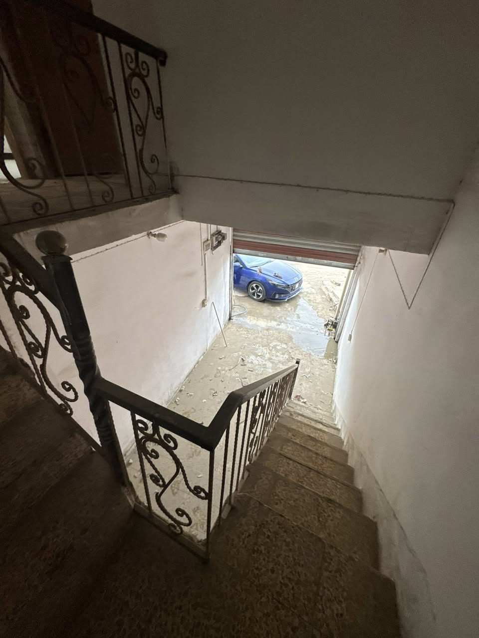 السلام عليكم  
محل طابقين للإيجار 
العنوان حله نادر الاولى الشارع الخدمي 
للاستفسار ***********
