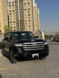 لاندكروز GXR بريم  موديل 2023 لون اسود  ماشية 26 الف  مكينة 4000 تنفس ...