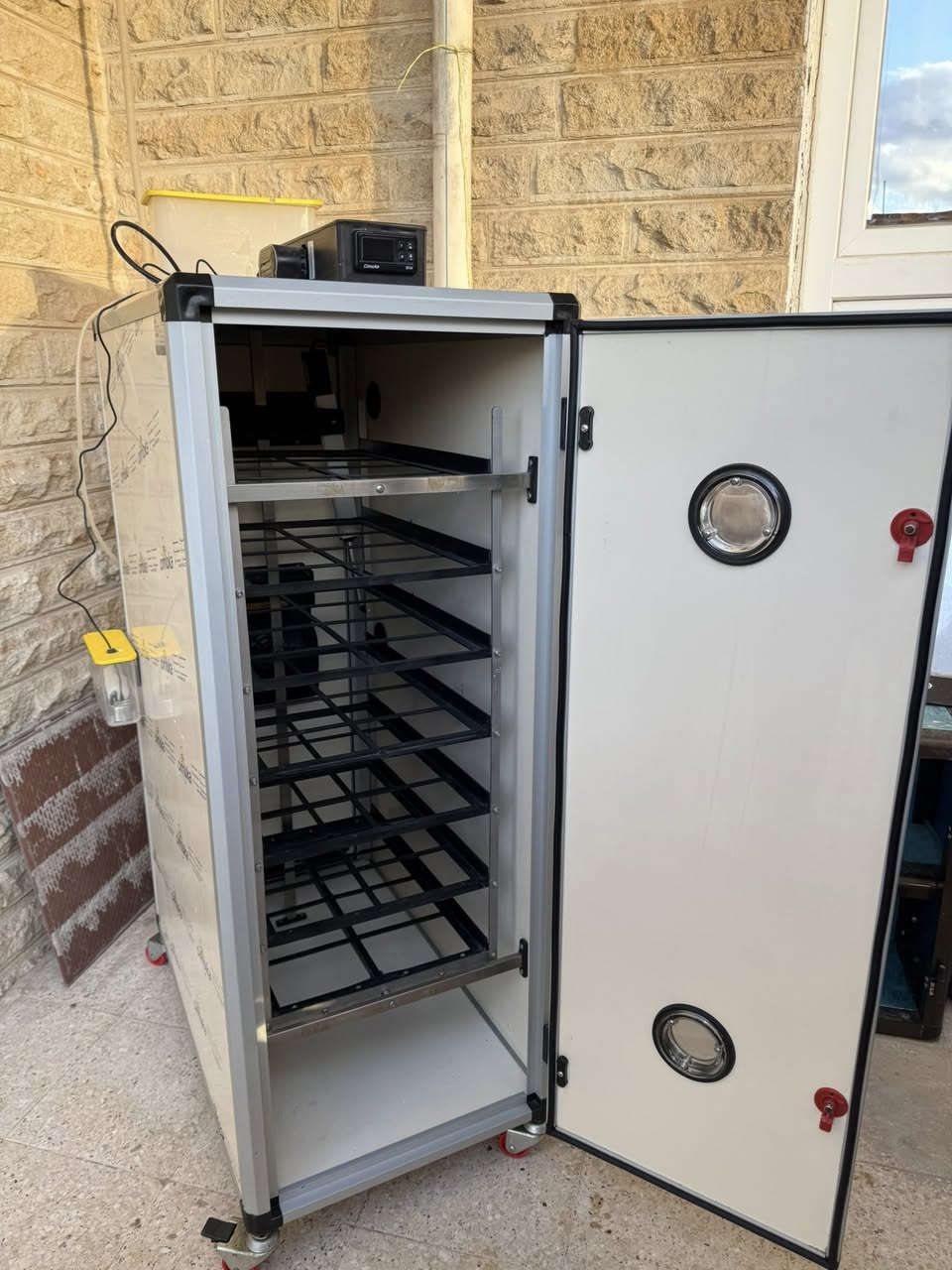 للبيع مفقس بيض أوتوماتيكي 500 بيضة – صناعة تركية 🇹🇷
مفقس بيض أوتوماتيكي 100% من شركة Cimuka جيموكا التركية المعروفة بجودة صناعتها.

🔹 السعة: 500 بيضة دجاج
🔹 يقبل بيض بأحجام مختلفة (رومي، بط، أوز، سمان حسب الصينية)
🔹 تقليب أوتوماتيكي كامل
🔹 تحكم رقمي بدرجة الحرارة
🔹 توزيع حرارة متوازن بمراوح داخلية
🔹 هيكل ألمنيوم معزول يحافظ على ثبات الحرارة
🔹 يعمل على كهرباء 220 فولت
🔹 نظيف وجاهز للعمل مباشرة
مستعمل وجبتين فقط ونسبة النجاح 95%
📍 الموقع: الموصل حي الحدباء
💰 السعر: 1,500,000 دينار عراقي (قابل للتفاوض بالمعقول)

الجهاز عملي ومجرب ونتائجه ممتازة، مناسب للمشاريع الصغيرة والمتوسط
للتواصل على الماسنجر او على الرقم ***********
