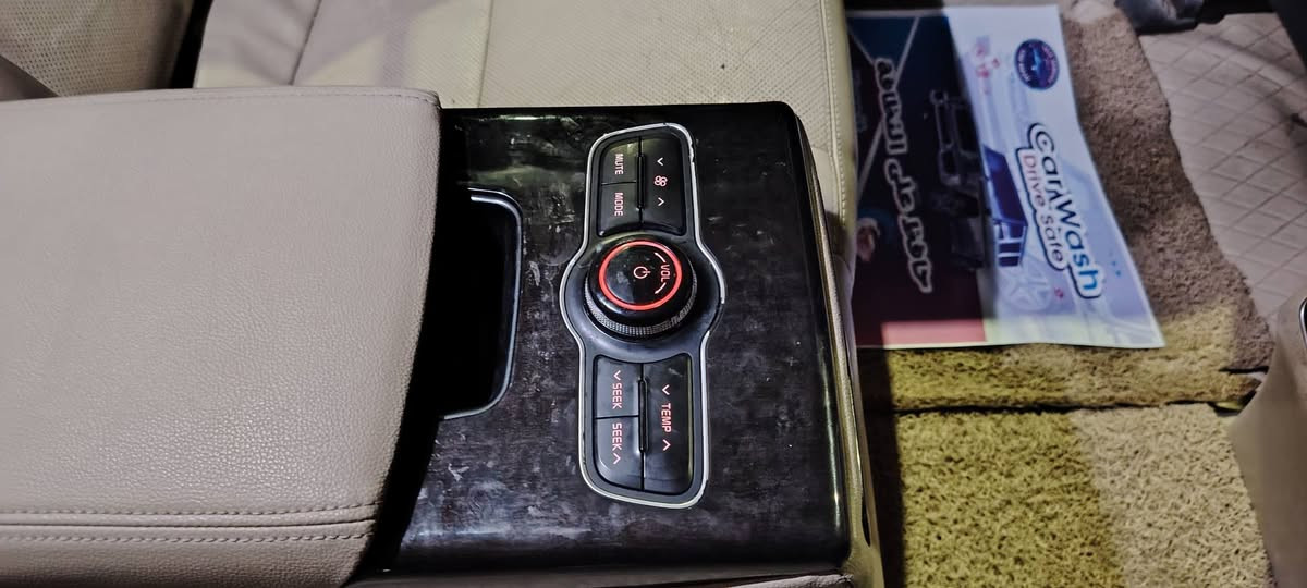 السلام عليكم ..
كيا كادينزا موديل 2014 
 السيارة رقم بصرة
بيها ضربة جاملغ امامي ايمن
والمحرك مفتوح مبدل كازكيت
السيارة نظيفه 
المواصفات
بدون بانورما 
محرك 3500 دوش 6 سلندر 
تشغيل بصمة مع بصمة الابواب الامامية والجنطة
نظام ترحيب
انارة بالمرايات والابواب الامامية
كاميرا وحساسات خلفية 
حساس ماسحات
بردة خلفية متحركة 
كشنات كهربائية جلد تدفئة 
لوحة تحكم نضام صوت والتبريد لراكب الخلفي
تحكم كامل بالستيرن
شفتات ستيرن رياضي بلادي
الصوت انفنتي 12 سماعة 
مري شفط مع الاشاير + مرايات قلاب ويه R
ويل حجم 19
وباقي مواصفات الكادينزا الجناي يعرفها
السعر 127 وبيها مجال
مكاني البصرة
***********
