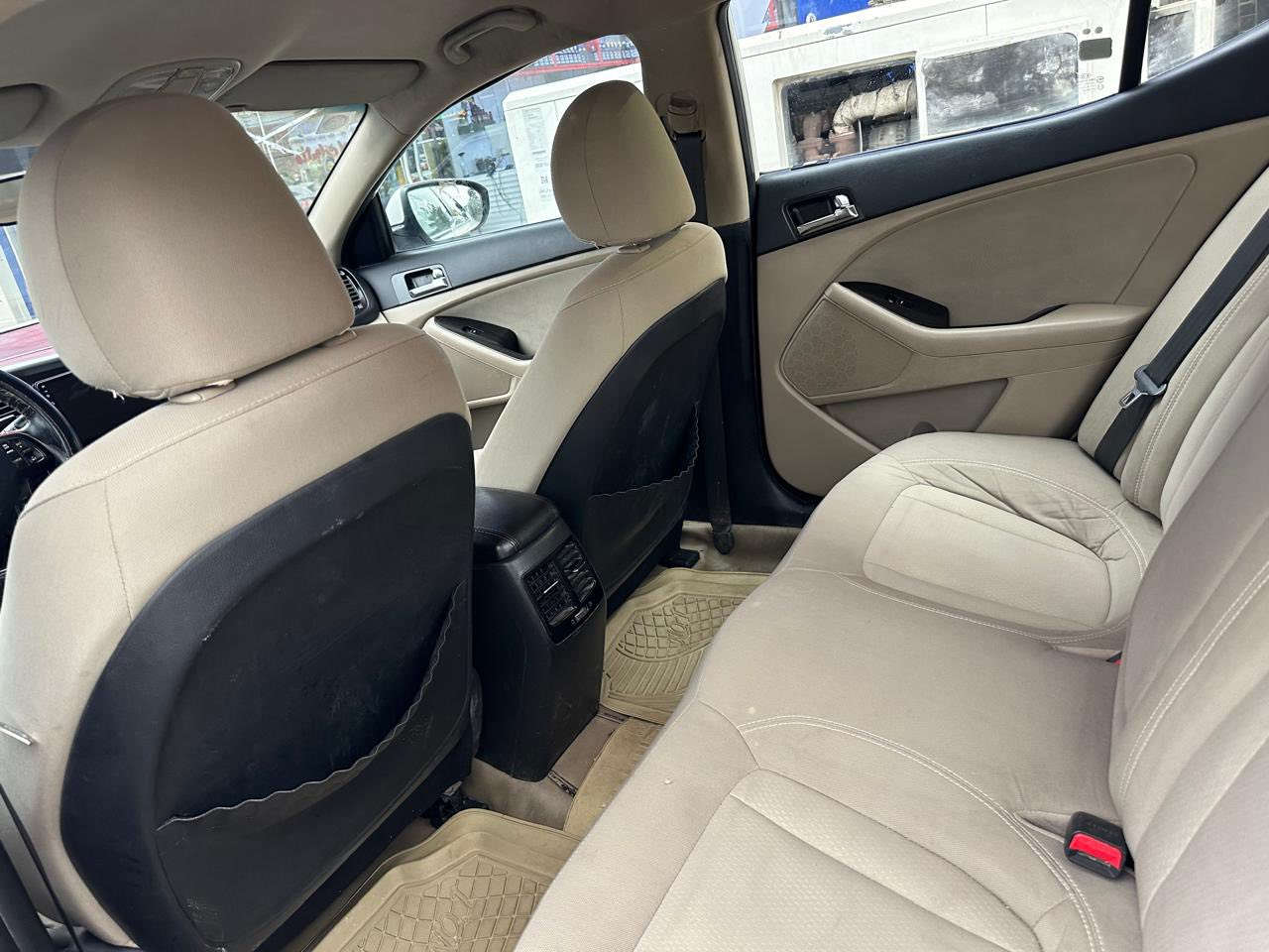 السلام عليكم ورحمة الله وبركاته 
كيا أوبتيما المواصفات:-
المديل ١٤شكل ١٥ وابيض صدفي وكير ومحرك لا تبخير ولا تنقيص ودوش ومكينة ٢٠٠٠ ورقم بغداد دولي والسيارة باسمي وتحويلها ثاني يوم ،ومكاني الناصرية المركز وبيها چاملغ خلفي 
وحدادية نظيفة خير من الله وكاميرا وشارات بالمري وبقية التفاصيل موجودة كلها.سنوية ورقم وهزة كل جديد وتبريد خير من الله. السعر الاتصال على الرقم بي واتس آب *********** 
مامتواجد على الفيس
