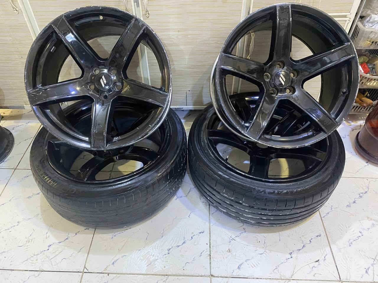 السلام عليكم 
تخم وياله نجمه خسفه القويه 
حجم 20 عرض 9:5 
الوياله يحتاج تصليح 
يعني واحد مابي شي 
ثلاثه (تك مصلح كامل زوج يحتاج لحيم )
السعر 225 الف 
مكاني بغداد الدوره 
***********
