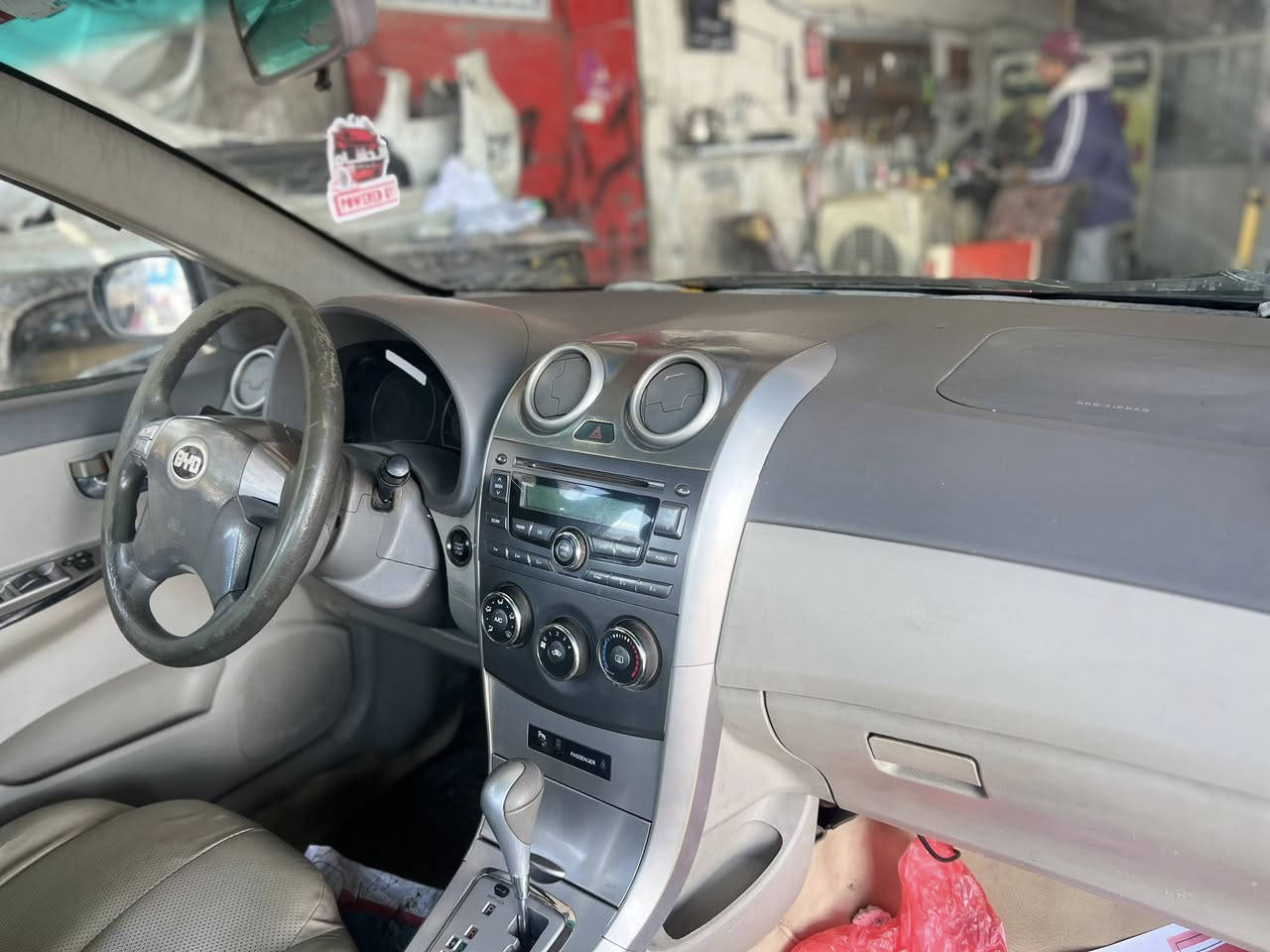 السلام عليكم بي واي دي البيع سيارة مودل 2016سيارة كلش حلوه رقم بغداد  وسنوية جديده سيارة فول بصمه  تحكم ستيرن داخل جلد بصمت ابواب اشاير بل مري  سياره محرك      1800 ماشاءالله تبريد ثلج سياره  وبيها اربع قطع صبغ         سياره كلش حلوه سيارة كير محرك صدر  باتري كله مكفول سيارة كلش حلوه وجاهزه مابيه ي نقص السعر 49$ مكان     بغداد المشتل***********.
