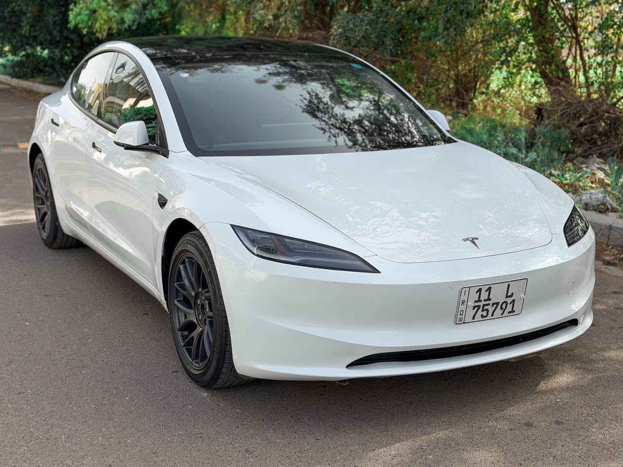 Tesla Model 3 Long Range ( 570 Km )
الموديل:- 2025
العداد:- 4.000Mile شبه زيرو

حادث السيارة:- حادث جانبي 
- صبغ قطعتين
وبيها مكانين تصليحيتين صغيرة
وبارد بالصندوق بمكان الرقم الخلفي

صور الحادث مرفقة

سنكل موتور لونك رينج
أعلى كيلو متر بالشحنة الوحدة
مقاعد تدفئة + تبريد
شاشة خلفية
انارة محيطية 
أون لاين + أخر تحديث
مربوطة فون كي

رقم بغداد بأسمي تحويل مباشر
موقع السيارة بغداد الاعظمية 
السعر 20.800$ مجال جداً بسيط
***********
