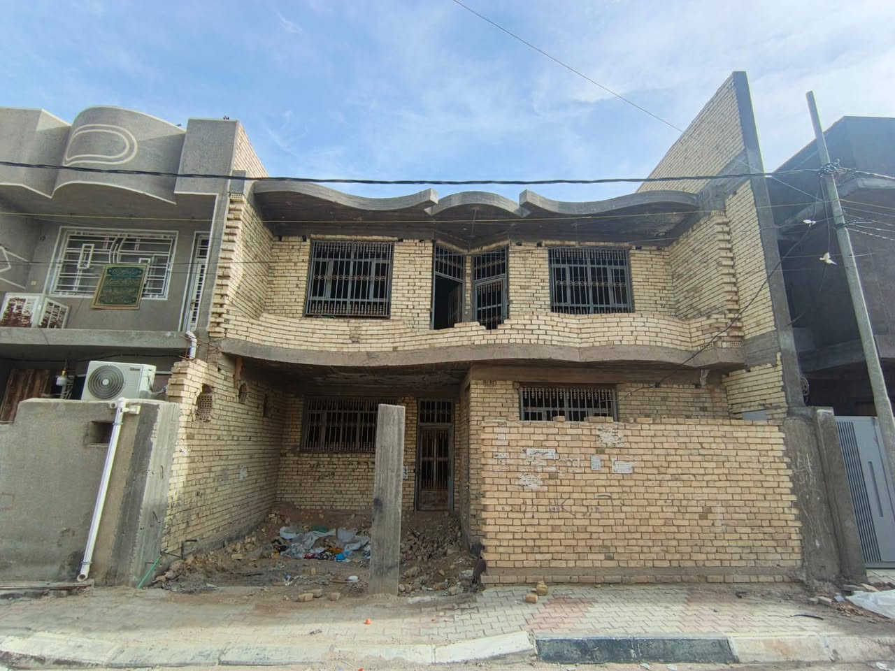 بيت للبيع حي الصحفيين هيكل طابقين  مساحة ٢٠٠ 
البيت عباره عن ٦ غرفه نوم واستقبال ومطبخ وصاله ودرج ملكي بسيط  
البيت طابقين طابق الارضي كامل مجاري ومي وكهرباء  وملبوخ  والطابق ثاني  طابوك فقط 
 ملحقات 
واستقبال ومطبخ وصاله ودرج ذو أجنحة ملكية  
تصميم البيت جميل جدا  
موقع البيت في حي الصحفيين 
السعر ٥٠٠ وبيه مجال
مكان المكتب /  ملحق الفارس قرب أسواق آدم 
 *********** 
0783136470
*********** واتساب 
‏‪
