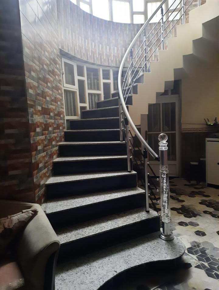 🏠 دار سكنية مميزة للبيع - منطقة الخاجية 🏠
فرصة ممتازة لامتلاك منزل واسع وحديث في موقع استراتيجي وهادئ (منطقة الحقوقيين).
📍 الموقع الجغرافي
• المنطقة: الخاجية - منطقة الحقوقيين.
• العلامة الدالة: مقابل القسم البلدي مباشرة.
🏗️ تفاصيل العقار
• المساحة الإجمالية: 200 متر مربع.
• سنة التشييد: 2019 (بناء حديث ونظيف).
• عدد الطوابق: طابقين بتصميم متكامل.
🧱 التصميم الداخلي
✅ الطابق الأول:
• استقبال واسعة للضيوف 🛋️.
• هول (صالة داخلية) 📺.
• مطبخ عصري 🍳.
• غرفتين نوم مريحة 🛏️.
• مجموعة صحيات متكاملة 🚿.
✅ الطابق الثاني:
• مصمم بنفس نظام الطابق الأرضي تماماً، مما يوفر استقلالية تامة أو مساحة إضافية للعوائل الكبيرة ✨.
📞 للاستفسار والتواصل
للمزيد من المعلومات أو لتحديد موعد للمعاينة، يرجى الاتصال بنا على الرقم التالي:
📱 ***********
